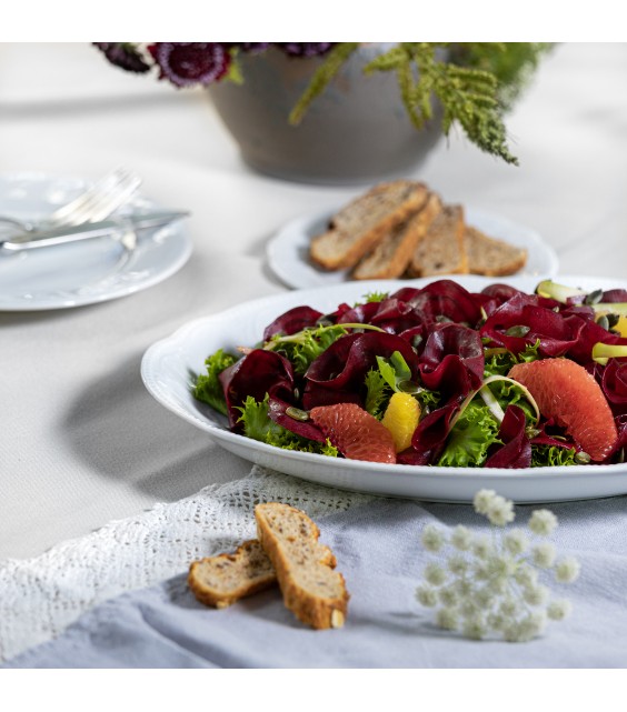 Green salad with coloured beetroot