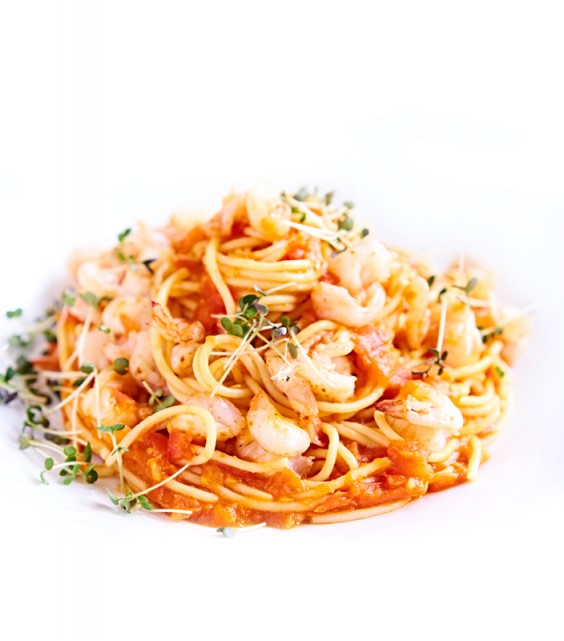 Spaghetti с тигровыми креветками и особенным томатным соусом   